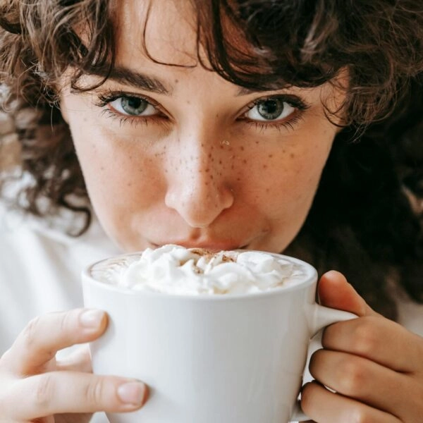 Café con tres toneladas de nata coronado por canela y vainilla. Una combinación irresistible. FOTO: San Lion/Pexels. 