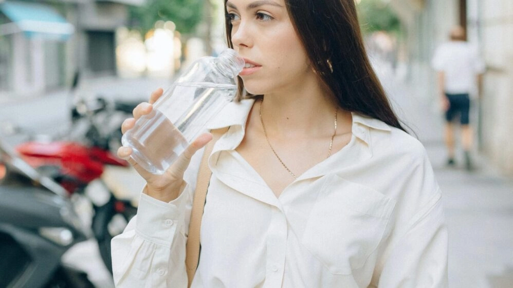 Beber poca agua dispara niveles de cortisol y estrés