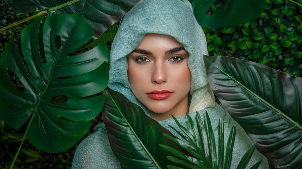 Mujer dispuesta a comprar cosmetica ecologica