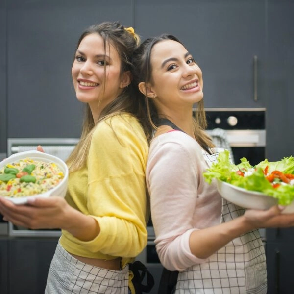 Llenar un plato de alimentos saludables no tiene por qué ser comer tristón. Dale alegría y color a tus guisos de verduras. FOTO: Kampus Production/Pexels. 