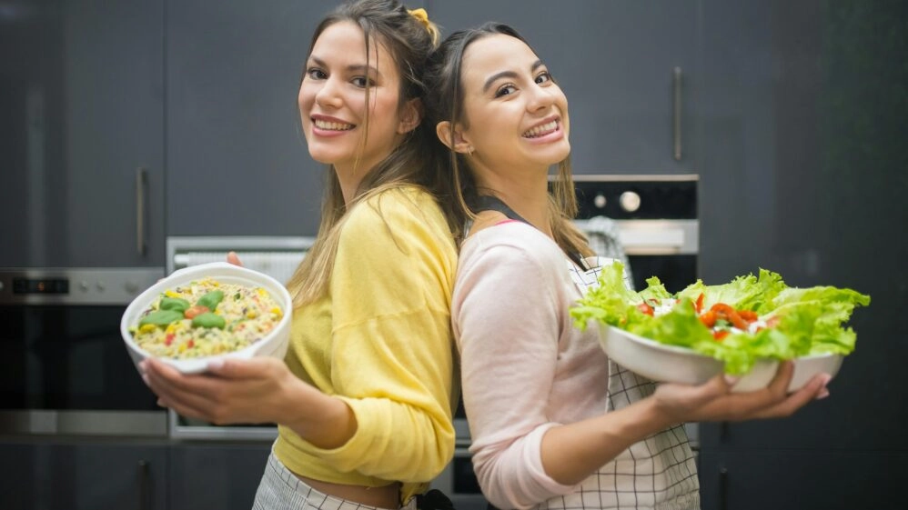 Mujeres dispuestas a disfrutar comiendo