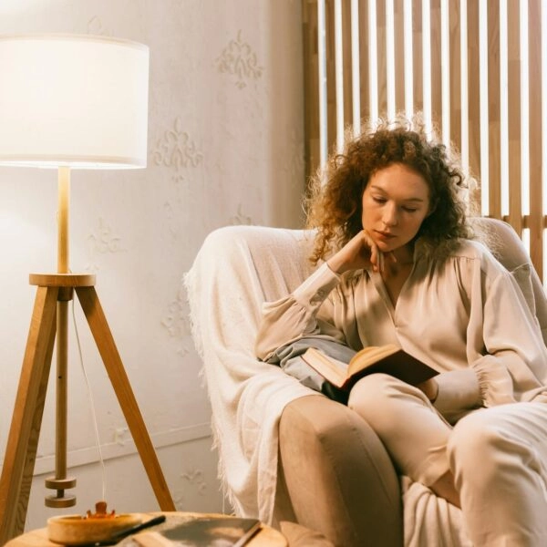 Sillón, mantita y tranquilidad en casa. Muchas mujeres se aíslan cuando el dolor por la endometriosis, la regla o los puntos de la cesárea es intenso. Mejor estas solas a que las llamen quejicas. FOTO: Ron Lach/Pexels. 