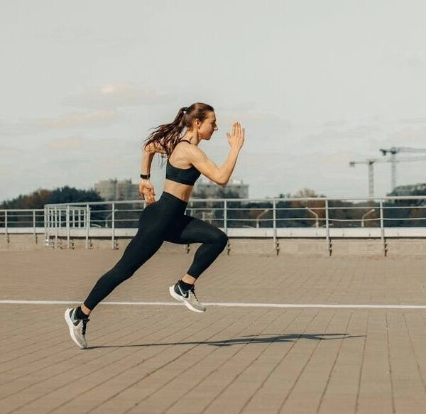 No se trata de correr maratones, sino de incorporar días de trote en tu rutina de entrenamiento. FOTO: Maksim Goncharenok/Pexels.