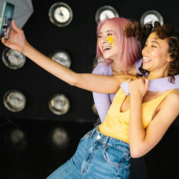 Muchas grandes amistades empiezan con un 'hola'. ¿Te lo vas a perder? FOTO: Yanrukov/Pexels. 