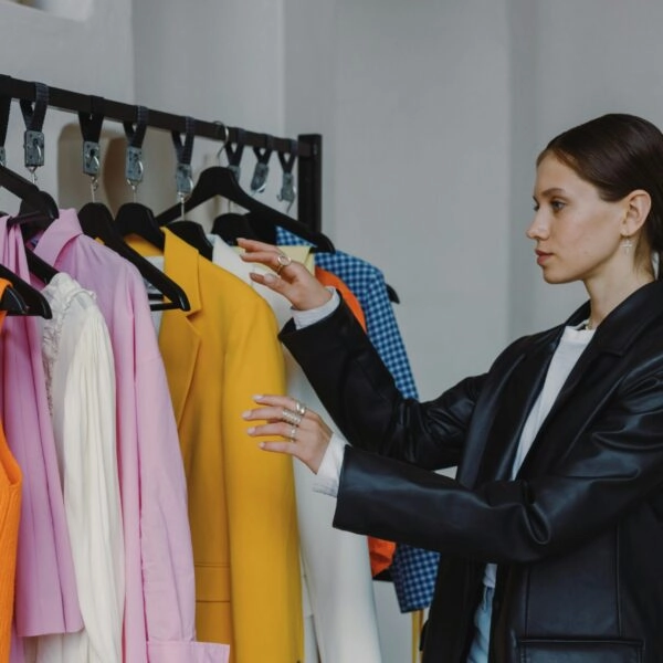 Una etiqueta certificando la sostenibilidad del material no significa que esa prenda sea del todo sostenible. FOTO: Ron Lach/Pexels. 