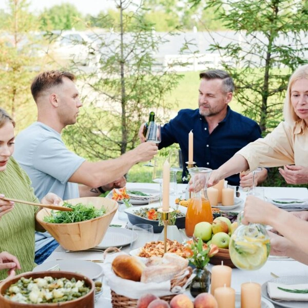 Lo malo no son los suegros sino la sensación de que la familia política dicta tu agenda en tu único día libre. FOTO: Julia M. Cameron/Pexels.
