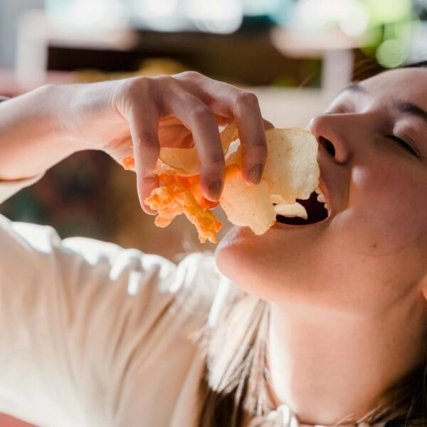 Lo malo no es que sea un aperitivo poco saludable. Lo que termina por dañar tu salud es que desplazan a alimentos de calidad que sí contribuyen a cuidar tus huesos. FOTO: Tim Samuel/Pexels. 