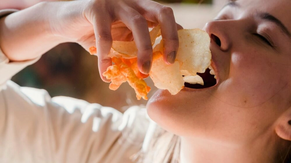 Comer ultraprocesados aumenta riesgo de fracturas de huesos