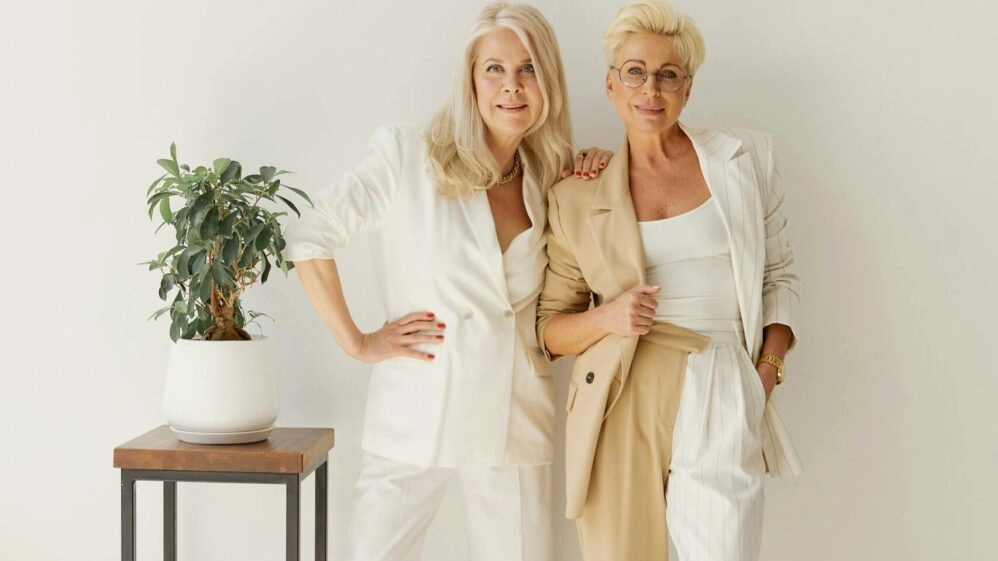 Dos mujeres que saben cuándo empezar la terapia hormonal en menopausia: en la ventana de oportunidad de la terapia hormonal