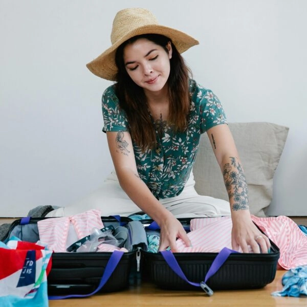 ¿Eres de las que disfruta de los viajes desde que empiezas a hacer las maletas? Añade a ese disfrute que irse de vacaciones es una cura de juventud. FOTO: Pexels.