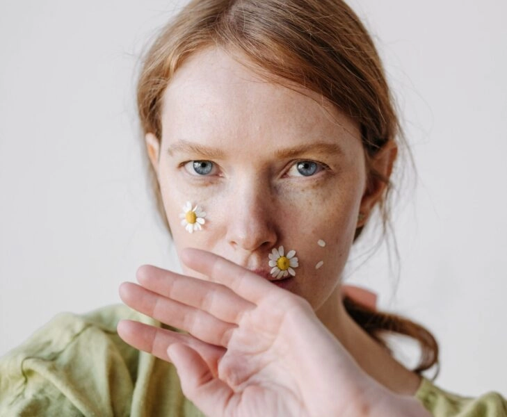 acne-sedentarismo La falta de actividad física reduce la circulación sanguínea, lo que puede disminuir la llegada de oxígeno y nutrientes a la piel, afectando su regeneración y limpieza natural.