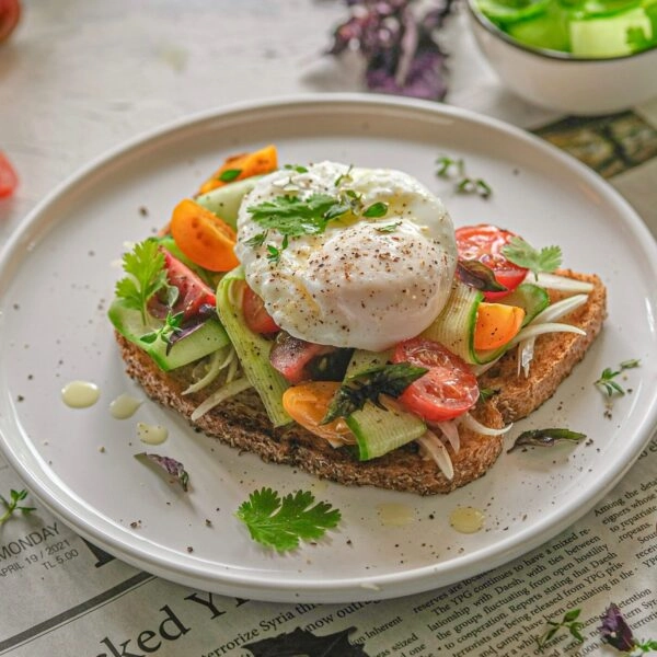 ¿Quién dijo que la comida saludable era aburrida? Una tosta con mozzarella se prepara en un pispás, es fresca, apetecible y llena de color. 