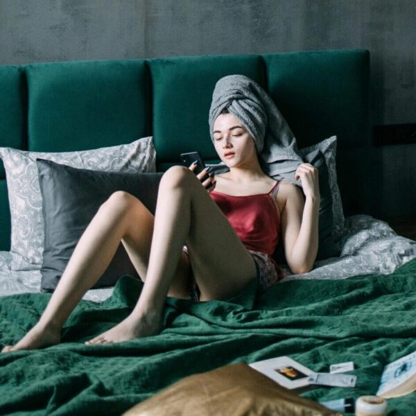 Al final del día, nuestro cerebro está cansado y tenemos menos fuerza de voluntad. FOTO: Iván S/Pexels. 