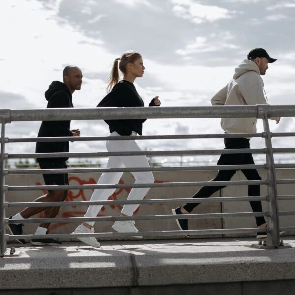 Entrenar con amigos resulta más ameno. Y al final, rindes más. FOTO: Cottonbro/Pexels. 