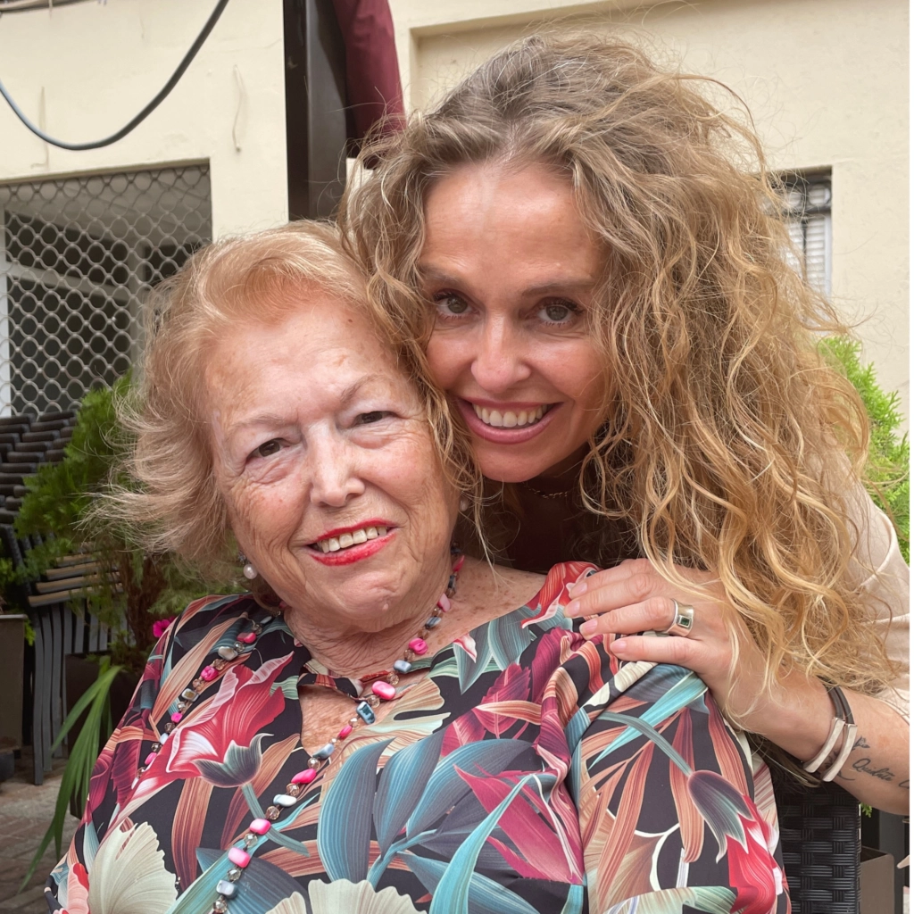 Yolanda Sáenz de Tejada YVázquezdemimadre con su madre. 