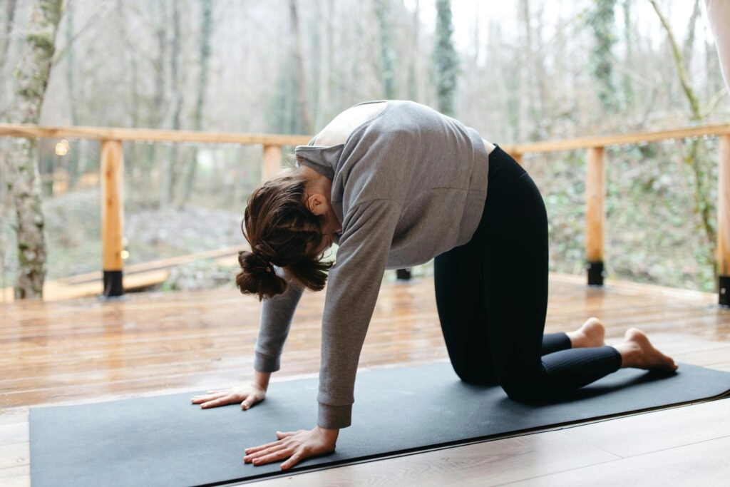 Caminar como un gato, subiendo y encogiendo la espalda, tiene múltiples beneficios para la salud. 
