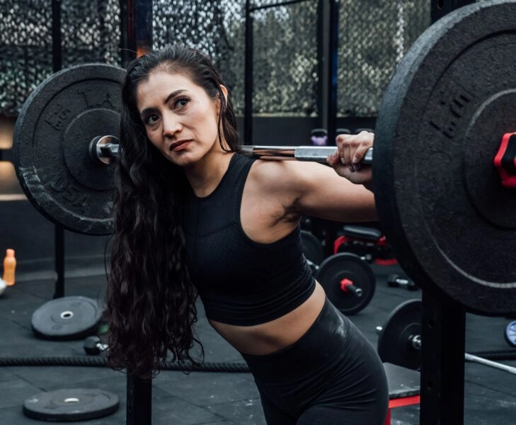 valoracion suelo pelvico mujer haciendo en ejercicio de fuerza, candidata a la valoración de suelo pélvico