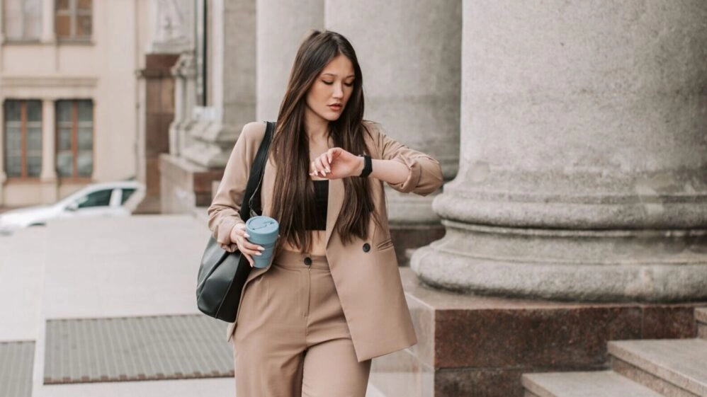Mujer yendo a trabajar hace ayuno y tiene estrés.