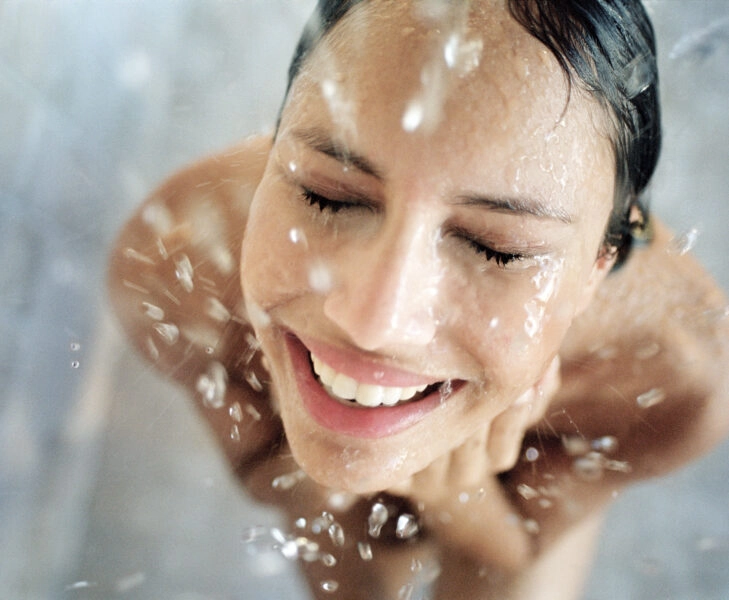 Mujer en la ducha para dormir bien con calor en menopausia Dormir bien en menopausia, con sofocos y ola de calor