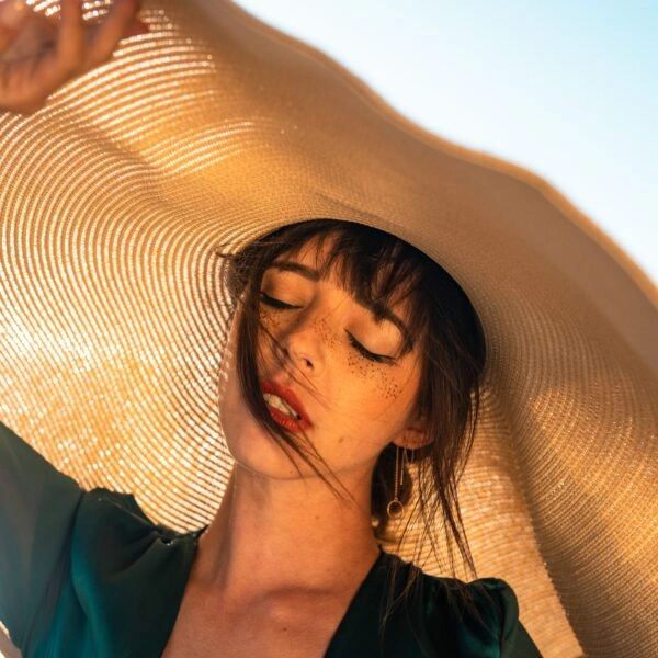 Mujer descansando y esperando no ponerse enferma en vacaciones