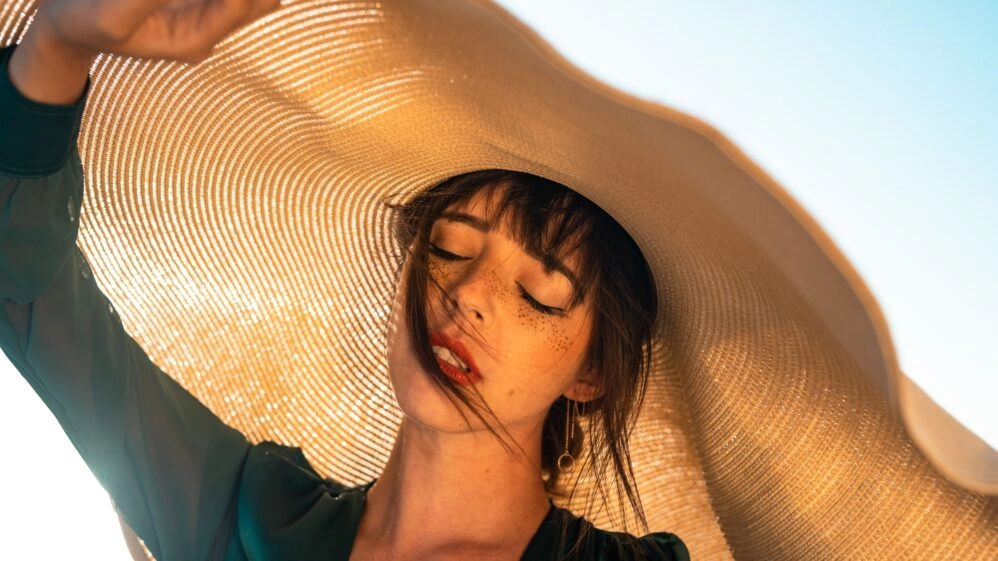 Mujer descansando y esperando no ponerse enferma en vacaciones