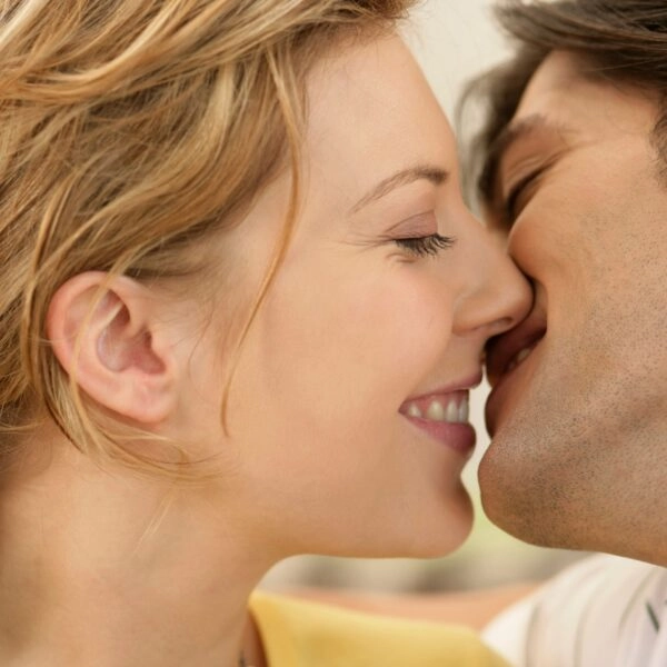 Una pareja se besa porque el sexo mejora la longevidad