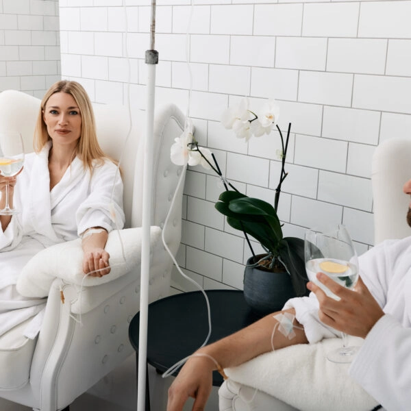 Pareja durante una terapia de sueros de vitaminas por vía intravenosa.
