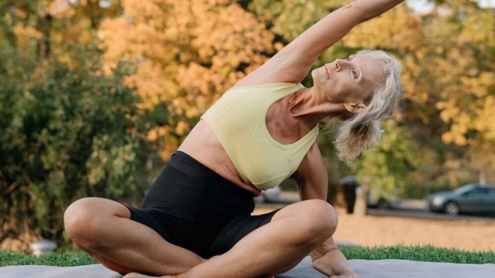 Mujer en contra del autoedadismo en menopausia