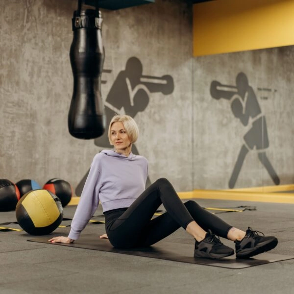 mujer entrenando en un gimnasio