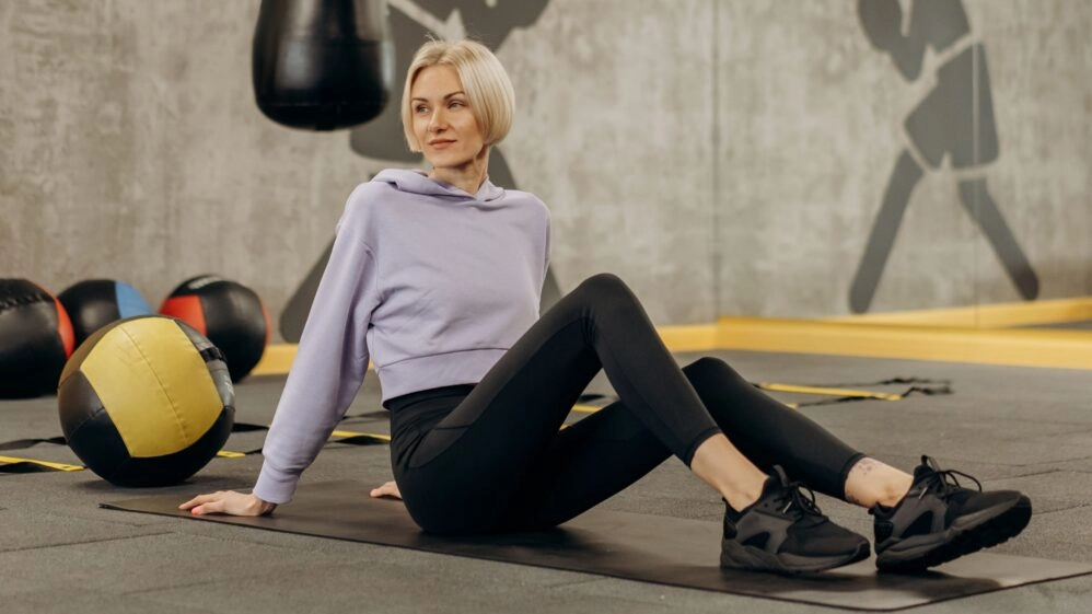 mujer entrenando en un gimnasio