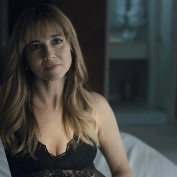 La actriz Linda Cardellini, en una escena de DTF St Louis que aborda la sexualidad a partir de los 45 años.