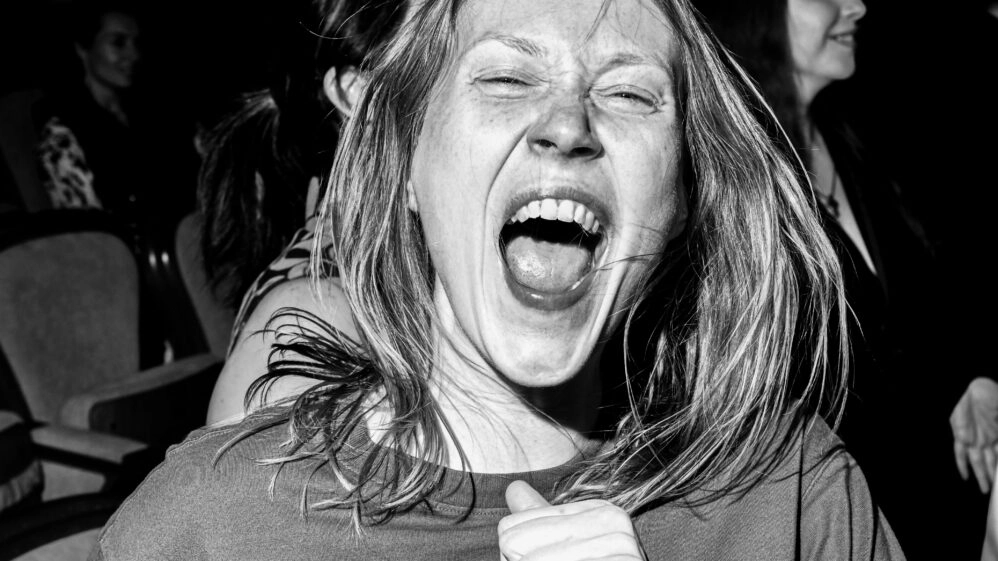 Mujer en perimenopausia bailando feliz, una imagen que refleja los cambios de ánimo y la intensidad emocional de esta etapa